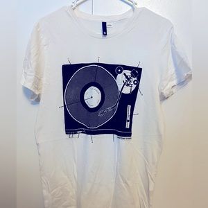 H&M Anatomy of Beats DJ Turntable White Tshirt in sz S